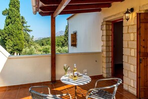 Outdoor dining - Handsome stone Cretan Villa just 3KM from the beaches of Kalives and Almirida (Tsivaras)