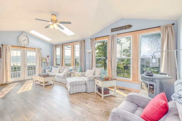 Smart-TV, DVD-spiller, bøker og stereoanlegg