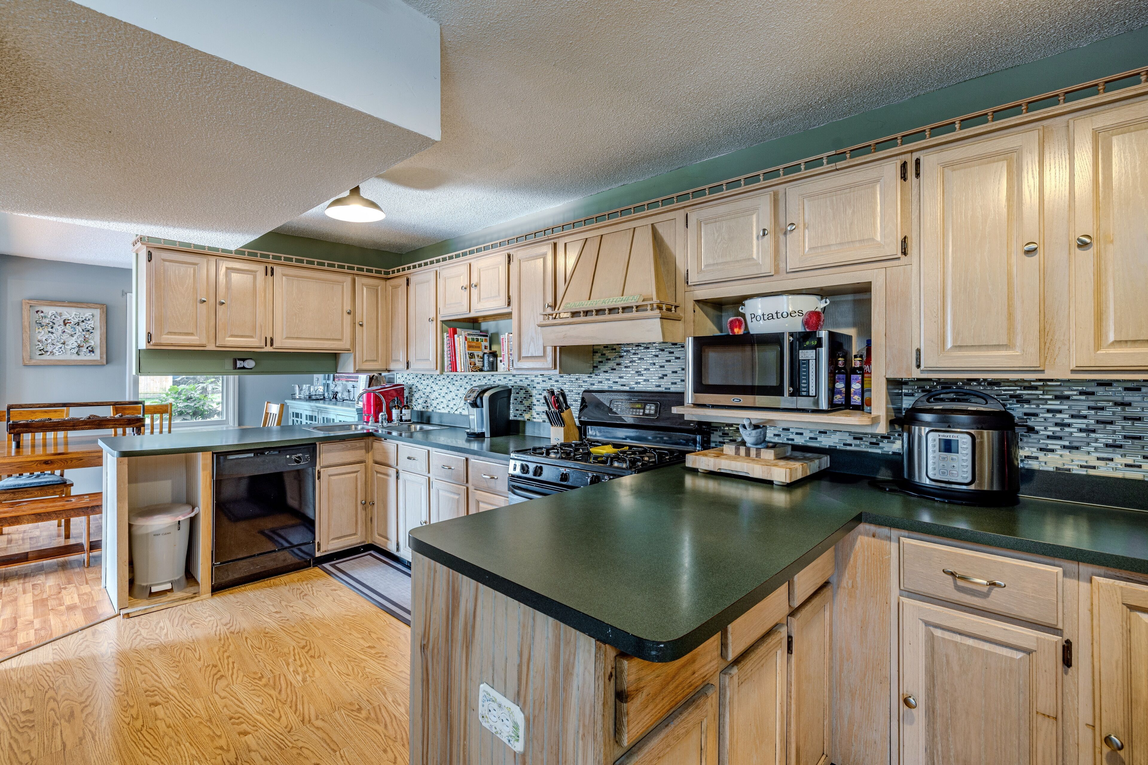 Geladeira, micro-ondas, fogão, cooktop