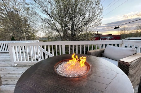 Terrace/patio. 4 Corners At Amesbury Downtown Pet Friendly