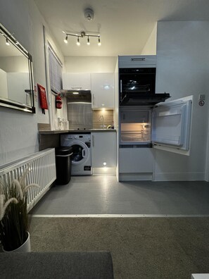 Apartment | Eigene Küche | Kühlschrank, Mikrowelle, Ofen, Herdplatte