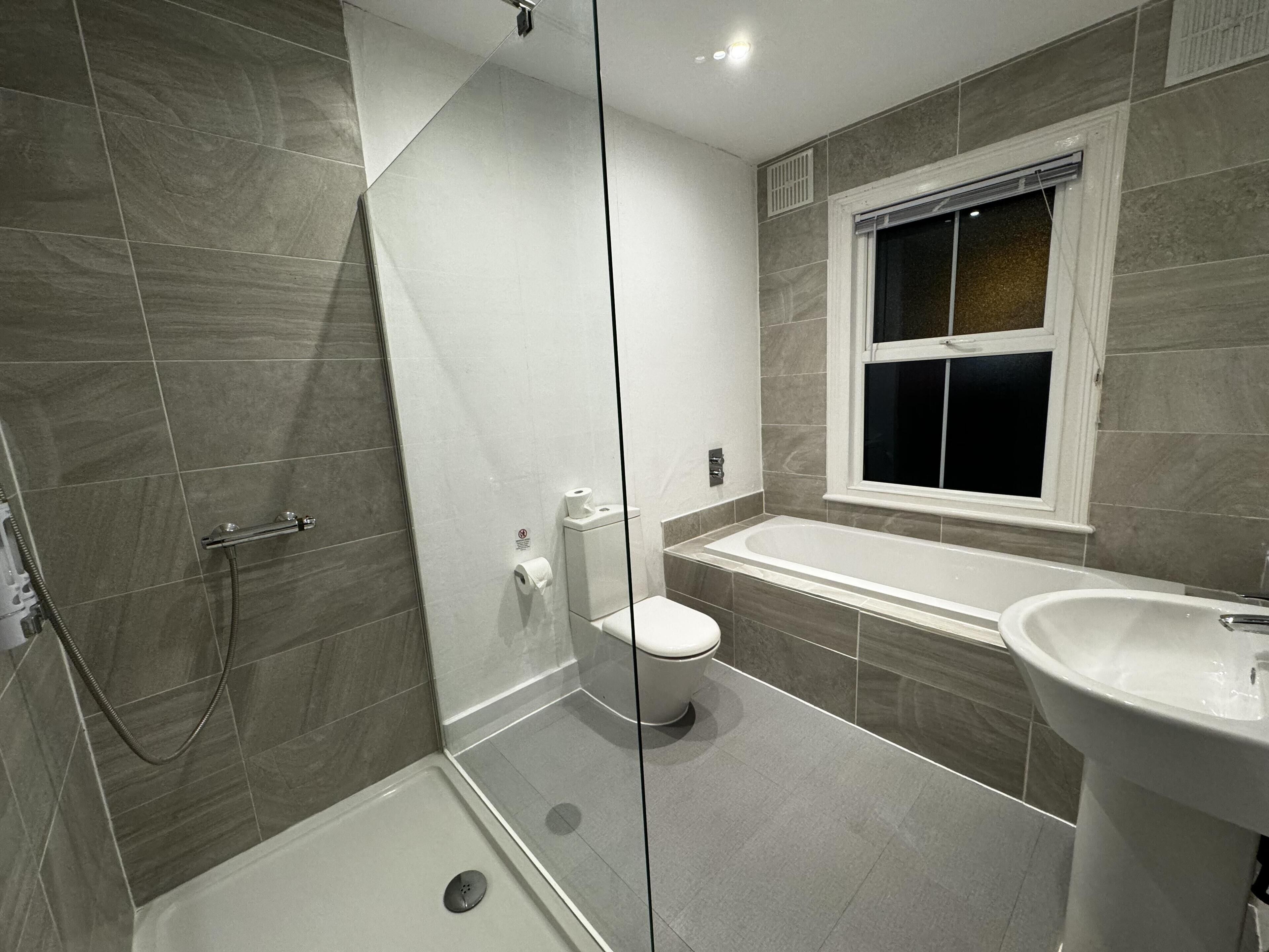 Apartamento | Baño | Bañera y ducha independientes, bañera profunda y toallas