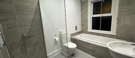 Departamento | Baño | Tina y regadera independientes, tina profunda, toallas, papel de baño