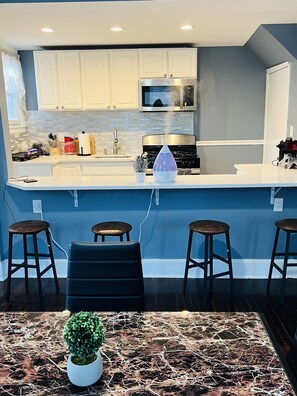 Fridge, microwave, oven, stovetop - Cozy 2-Bedroom Home allows you work remotely or hybrid with Wi-Fi (Irvington)