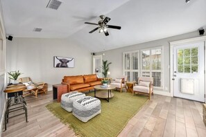 Smart TV, fireplace - Y'all Stay Here Inn (Austin)