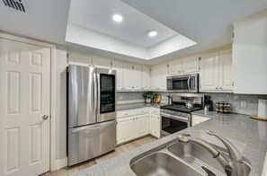 冷蔵庫、電子レンジ、オーブン、コンロ