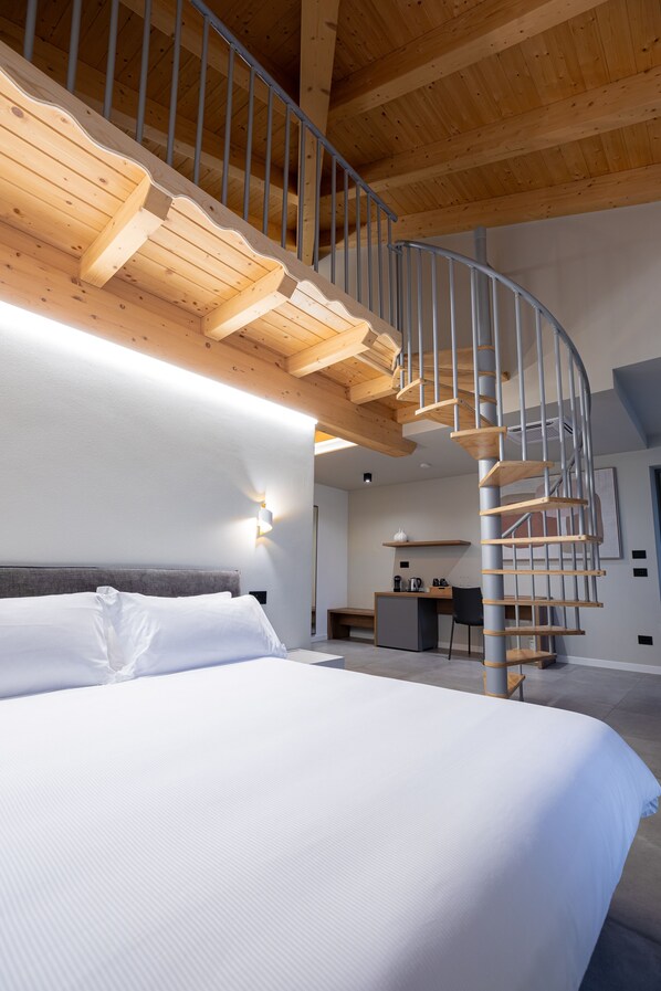 Habitación Deluxe, 1 cama de matrimonio, vistas a la montaña | Edredones de plumas, minibar con artículos gratuitos, caja fuerte