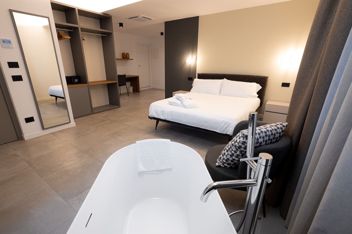 Deluxe Room, Bathtub, Mountain View