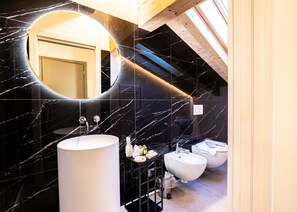 Suite, badstue, fjellutsikt | Bad | Toalettartikler (inkludert), hårføner, badekåper og tøfler