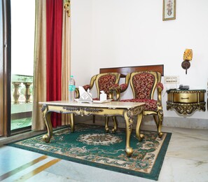 デスク、WiFi (無料)、ベッドシーツ