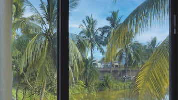 Traditional House | Desk, free WiFi, bed sheets