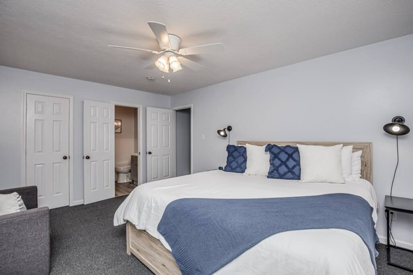 3 chambres, bureau, fer et planche à repasser, lit parapluie