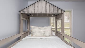 3 bedrooms, desk, iron/ironing board, travel crib