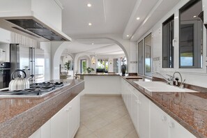 Microwave, oven, dishwasher - Villa Sea La Vie Bonaire - Tranquil and unique oceanview villa  (Kralendijk)