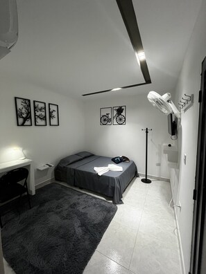 1 slaapkamer, een strijkplank/strijkijzer, wifi, beddengoed