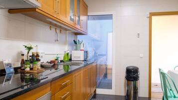 Fridge, microwave, oven, coffee/tea maker