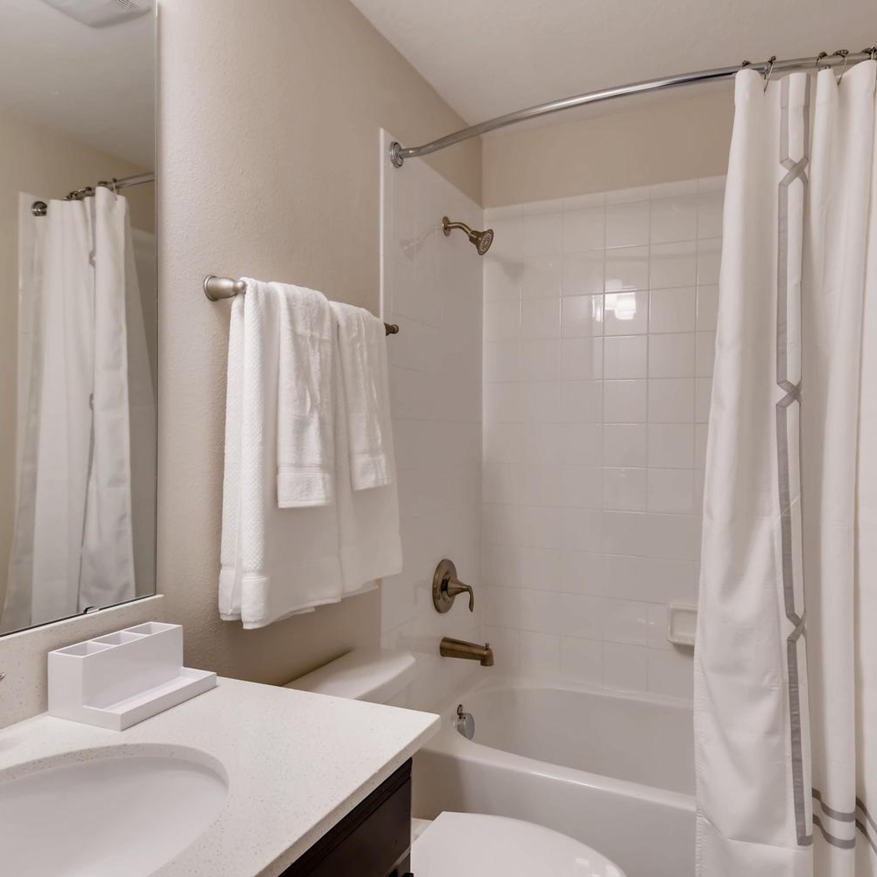 Ein Badezimmer mit Badewanne, Dusche, Toilette und Waschbecken.