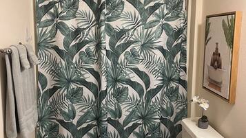 Secadora de cabello, toallas, jabón, papel de baño