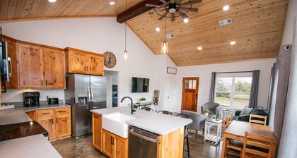 Come stay at Two Lakes Cottage just minutes away from Bois d’Arc Lake