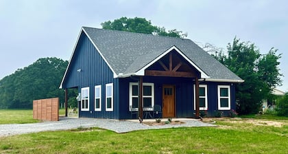 Come stay at Two Lakes Cottage just minutes away from Bois d’Arc Lake