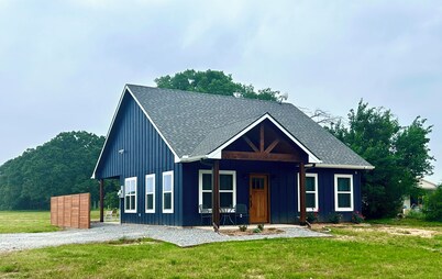 Come stay at Two Lakes Cottage just minutes away from Bois d’Arc Lake