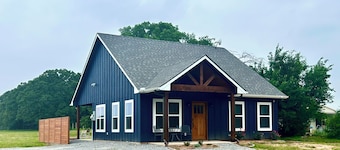 Come stay at Two Lakes Cottage just minutes away from Bois d’Arc Lake