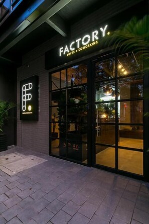 A building with a sign reading "FACTORY. LOUNGE + COWORKING." - Factory Lofts (MedellÃn)