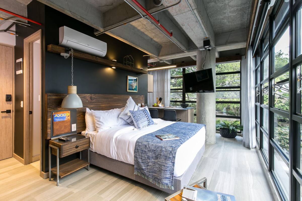 ลอฟท์, เตียงใหญ่ 1 เตียง | ผ้าปูที่นอนฝ้ายอียิ  ปต์, เครื่องนอนระดับพรีเมียม, ผ้านวมขนเป็ด