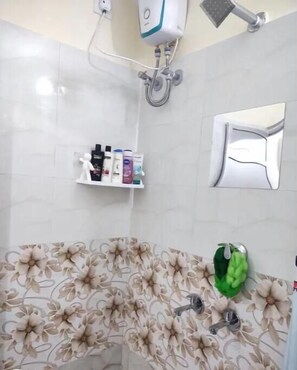 مجففات شعر، مناشف، صابون، ورق حمّام