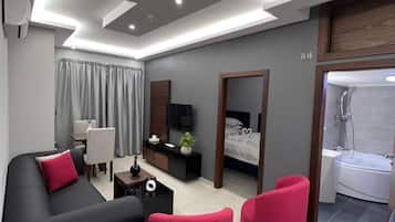 1 Schlafzimmer, Zimmersafe, Schreibtisch, Bügeleisen/Bügelbrett