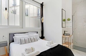 3 bedrooms, iron/ironing board, WiFi, bed sheets - A Somptuous 3BR/3BA in Montmartre / Sacré Coeur (Paris)