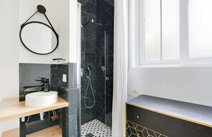 Hair dryer, towels, soap, toilet paper - A Somptuous 3BR/3BA in Montmartre / Sacré Coeur (Paris)