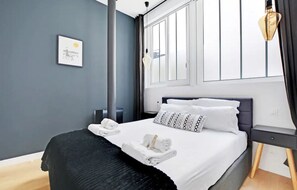 3 bedrooms, iron/ironing board, WiFi, bed sheets - A Somptuous 3BR/3BA in Montmartre / Sacré Coeur (Paris)