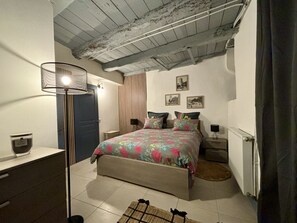 2 slaapkamers, een strijkplank/strijkijzer, gratis wifi, beddengoed