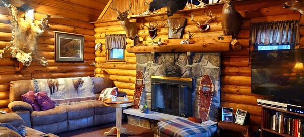 Smart TV, fireplace - Camping at its finest! Bring your hunting party, sleeps 12ppl (Punxsutawney)