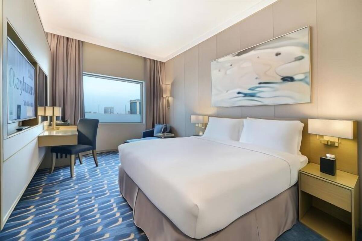 Seprai premium, minibar, brankas, dan meja kerja