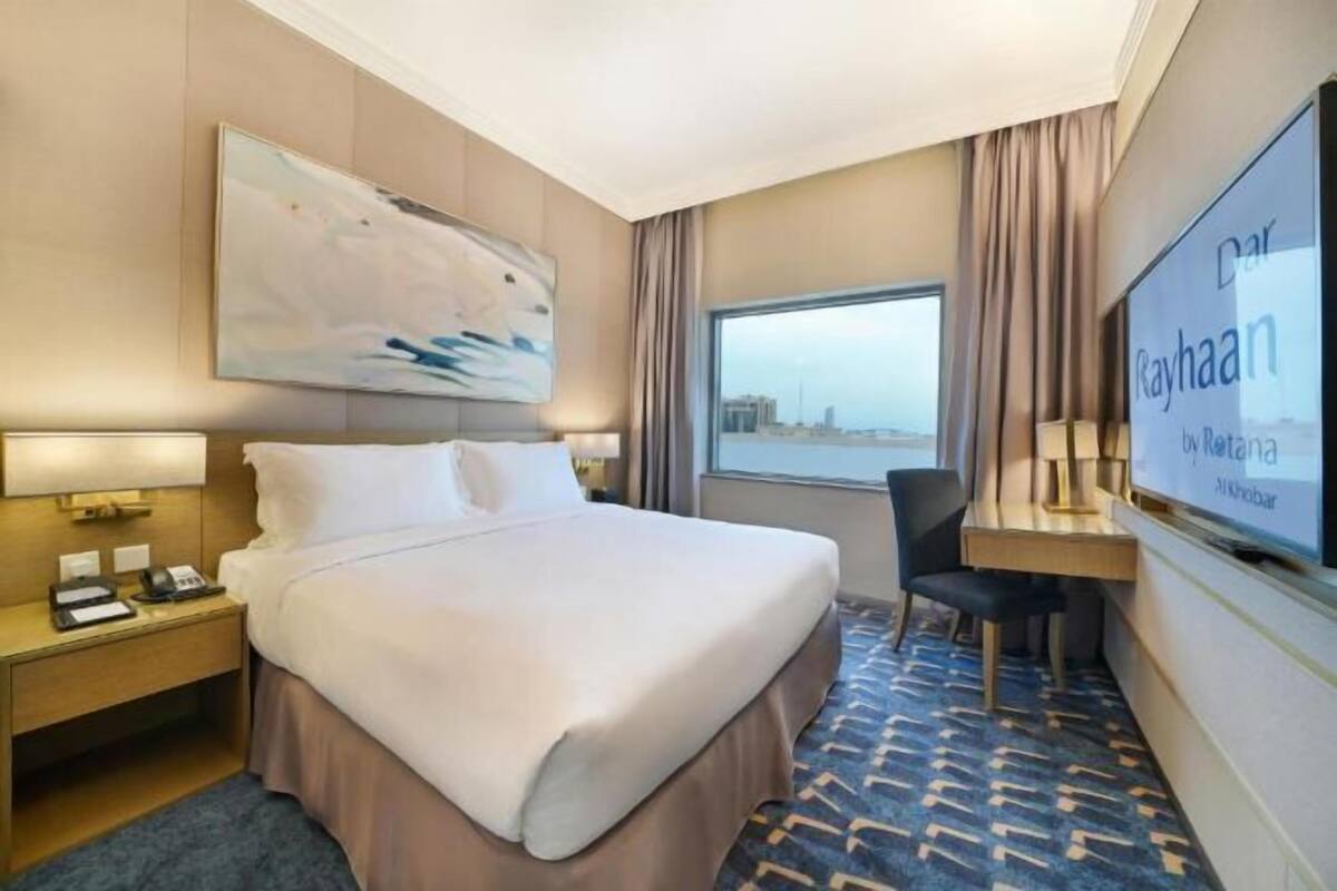 Seprai premium, minibar, brankas, dan meja kerja