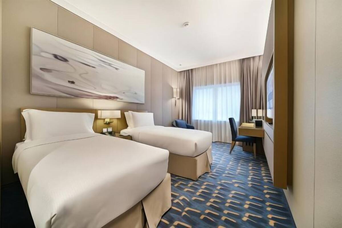 Seprai premium, minibar, brankas, dan meja kerja
