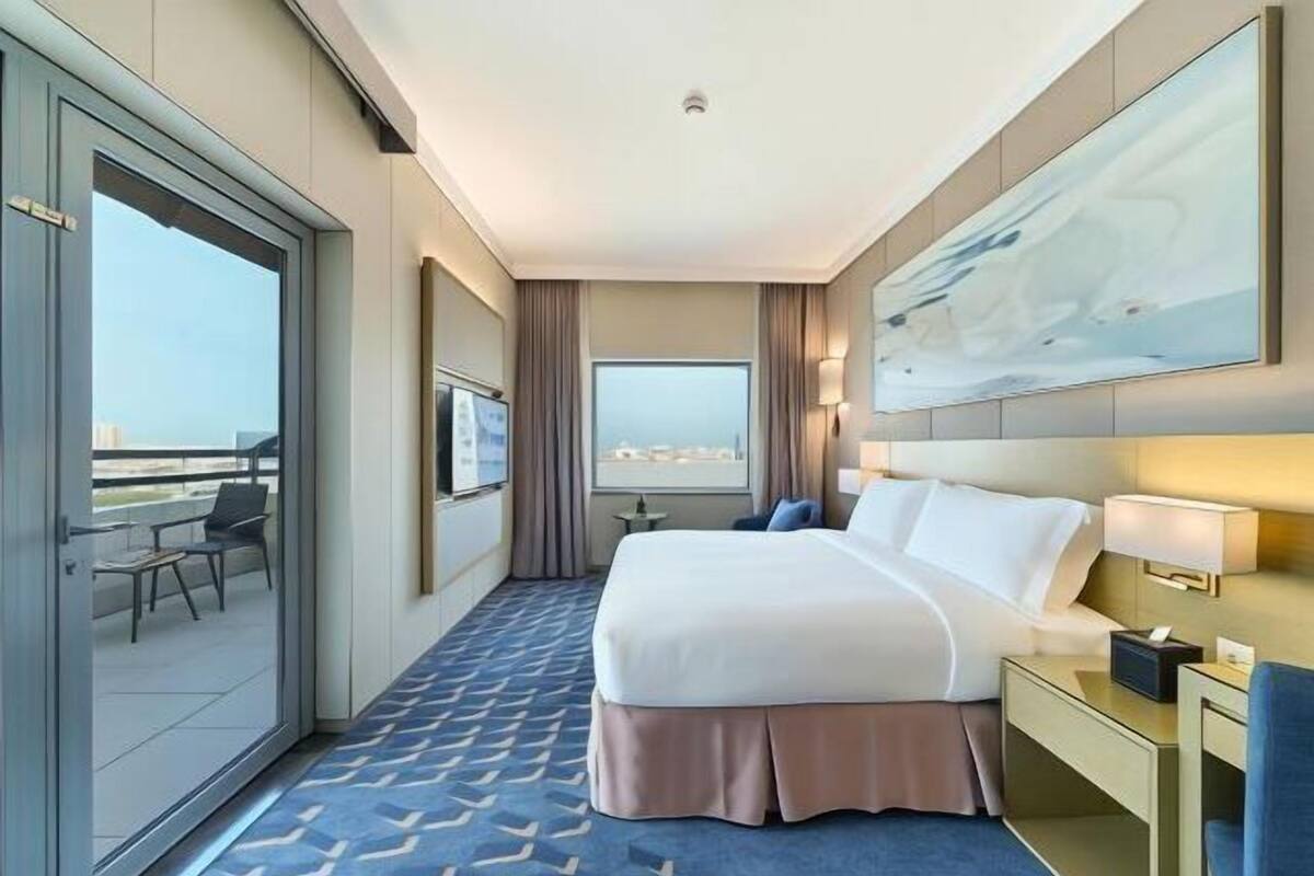 Seprai premium, minibar, brankas, dan meja kerja