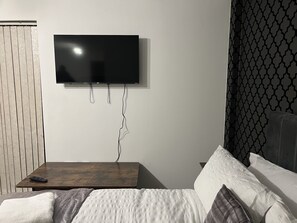 Basic Apartment | 1 bedroom, iron/ironing board, free WiFi - Luxury Studio Apartment (Manchester)