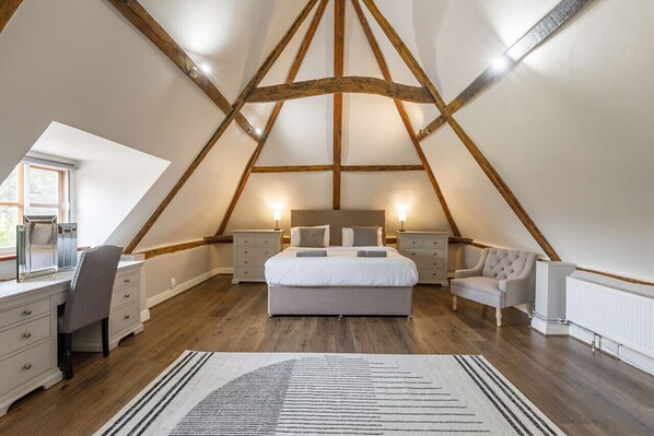9 bedrooms, desk, iron/ironing board, travel cot