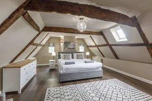 9 Schlafzimmer, Schreibtisch, Bügeleisen/Bügelbrett, Reisekinderbett
