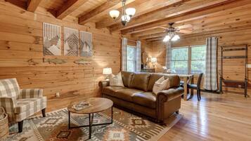 Smart TV, chimenea, futbolito y tenis de mesa