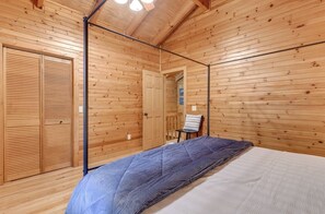 2 bedrooms, travel cot, WiFi, bed sheets