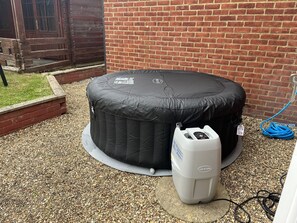 Unclassified image, 4 of 14, button - House - Sleeps 8 - Hot tub - Parking - Garden (Ashford)