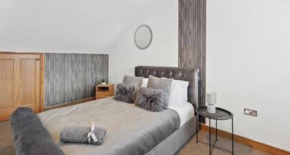 House - Sleeps 8 - Hot tub - Parking - Garden