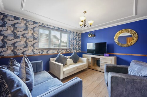 House - Sleeps 8 - Hot tub - Parking - Garden