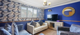 House - Sleeps 8 - Hot tub - Parking - Garden