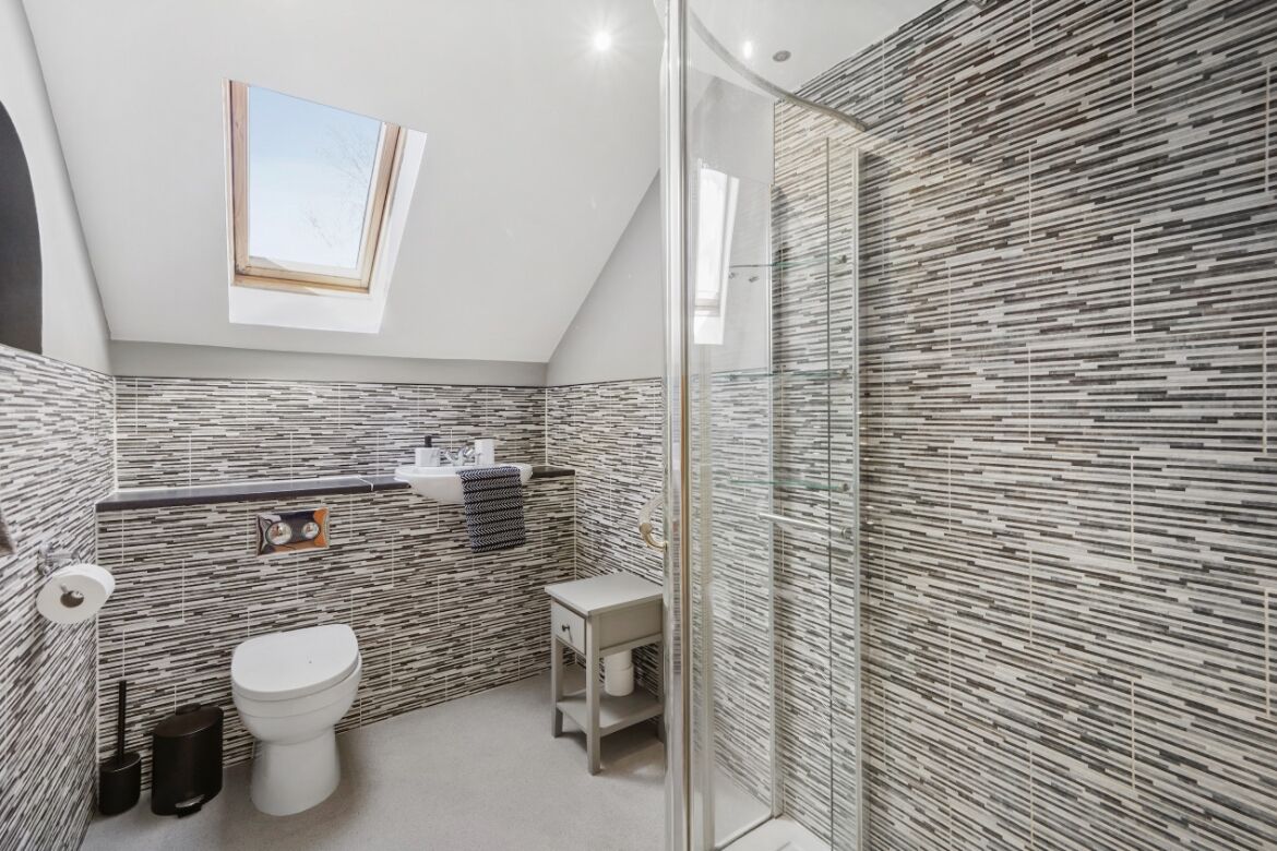 House | Bathroom | Shower, deep-soaking bathtub, hair dryer, towels