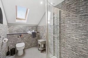 House | Bathroom | Shower, deep-soaking bathtub, hair dryer, towels - House - Sleeps 8 - Hot tub - Parking - Garden (Ashford)